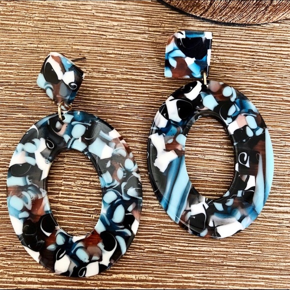 Tortoise Shell Resin Earrings - Picture 3 of 3